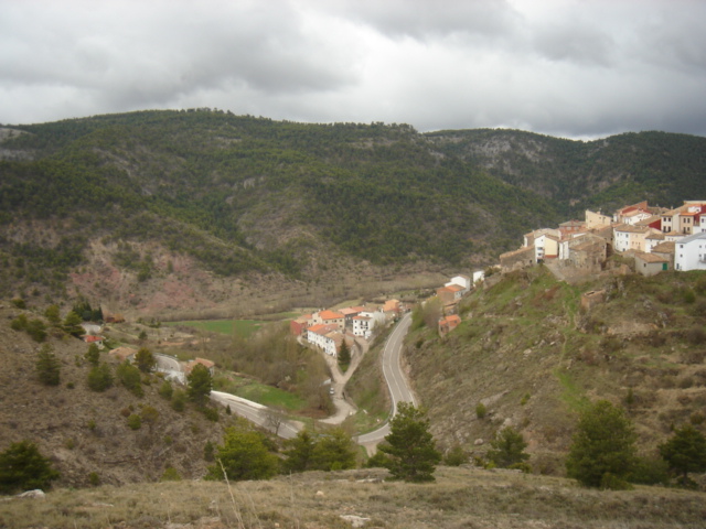 Vista del pueblo de Torrijas entre las montañas de la Sierra de Javalambre