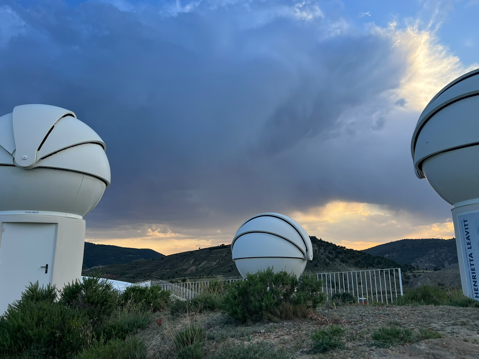 Cúpulas blancas del observatorio Galáctica de Arcos de las Salinas bajo un cielo nublado al atardecer