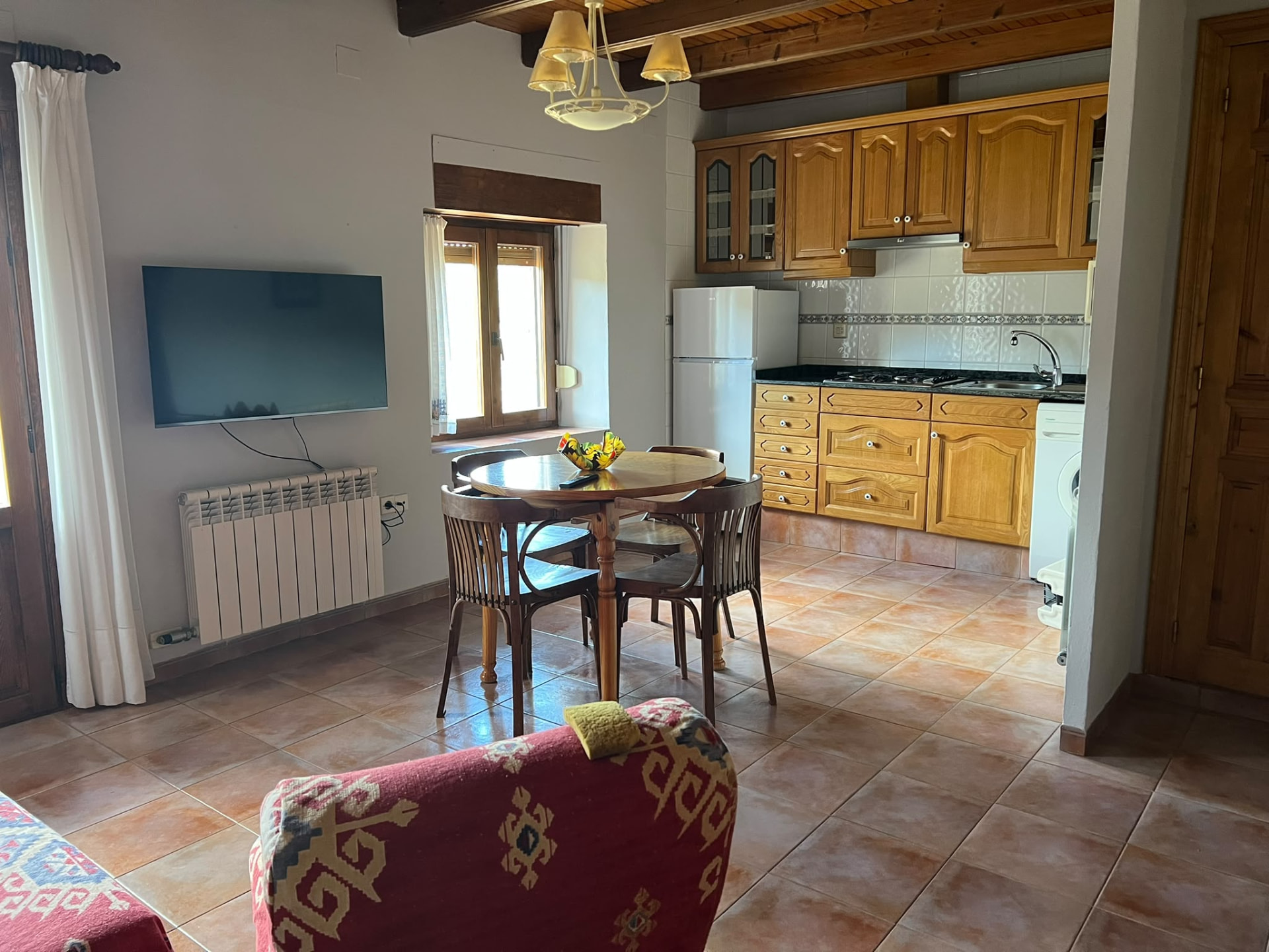 Cocina equipada y comedor del apartamento La Quincha