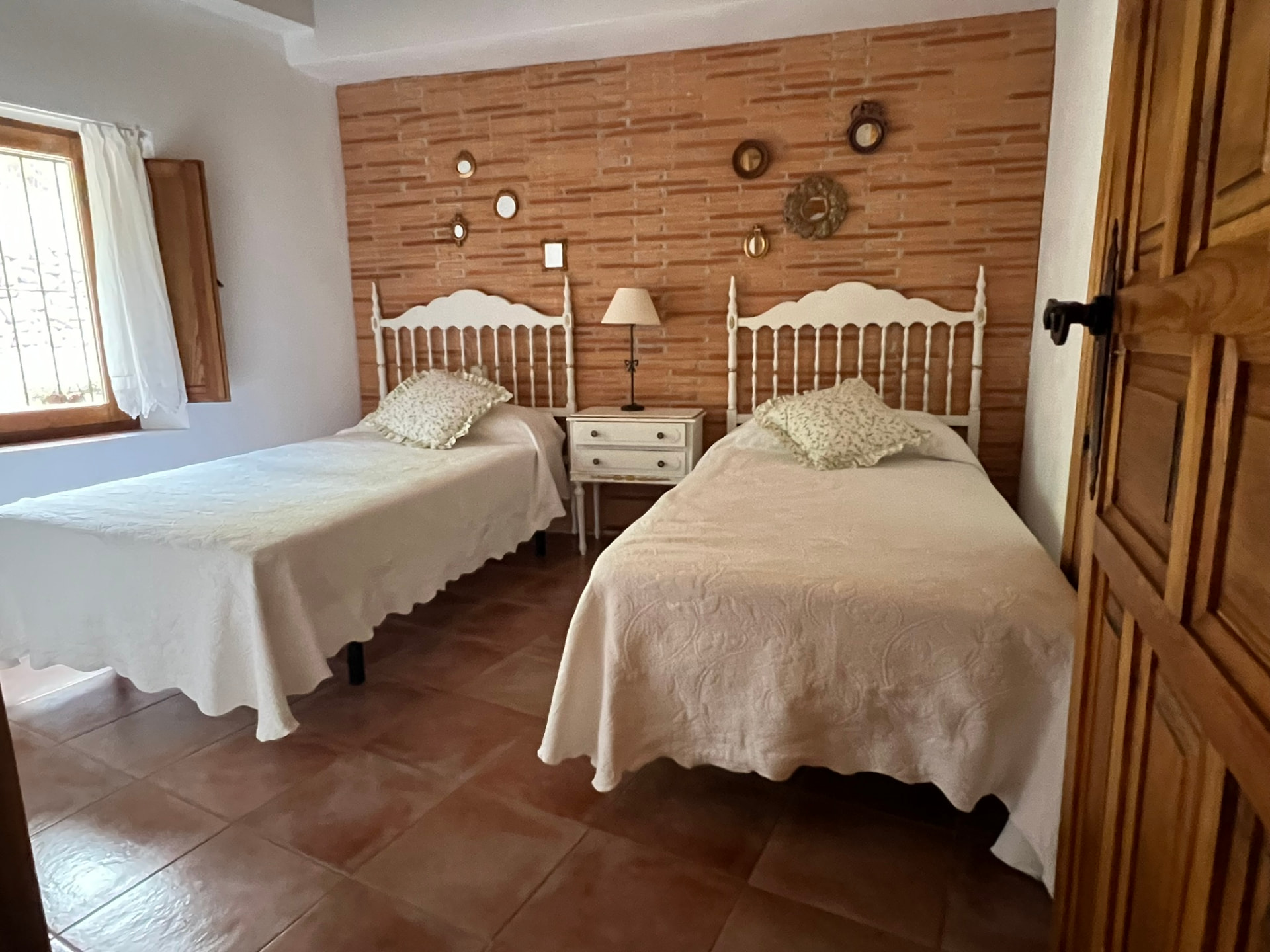 Habitación con dos camas del apartamento rural El Hontanar en Torrijas, Teruel