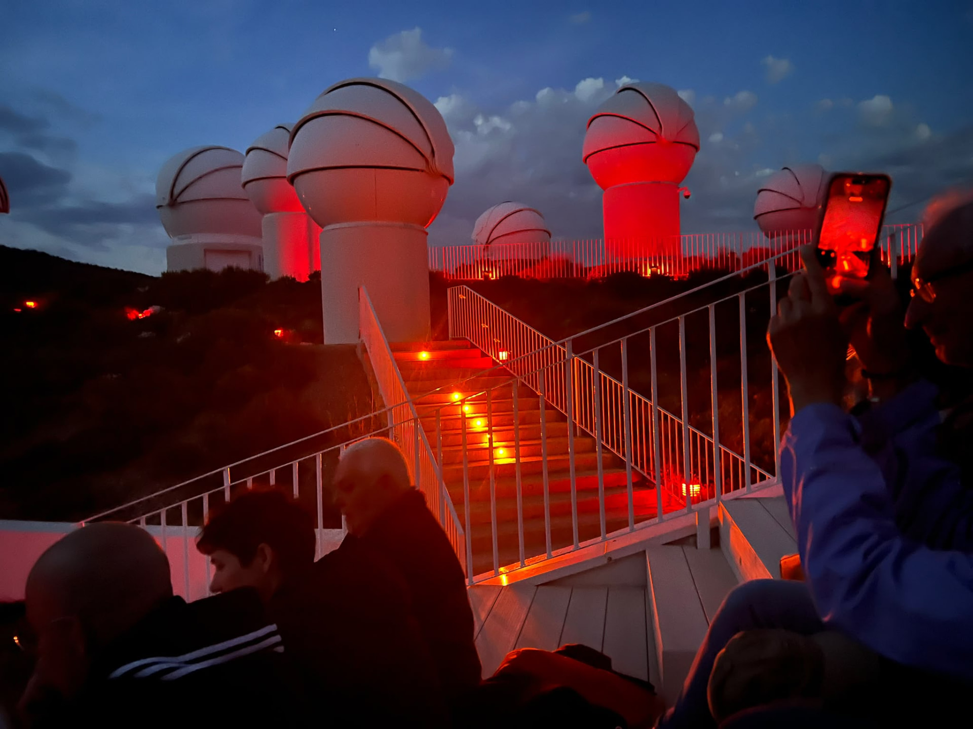 Cúpulas del observatorio Galáctica de Arcos de las Salinas iluminadas de rojo al anochecer