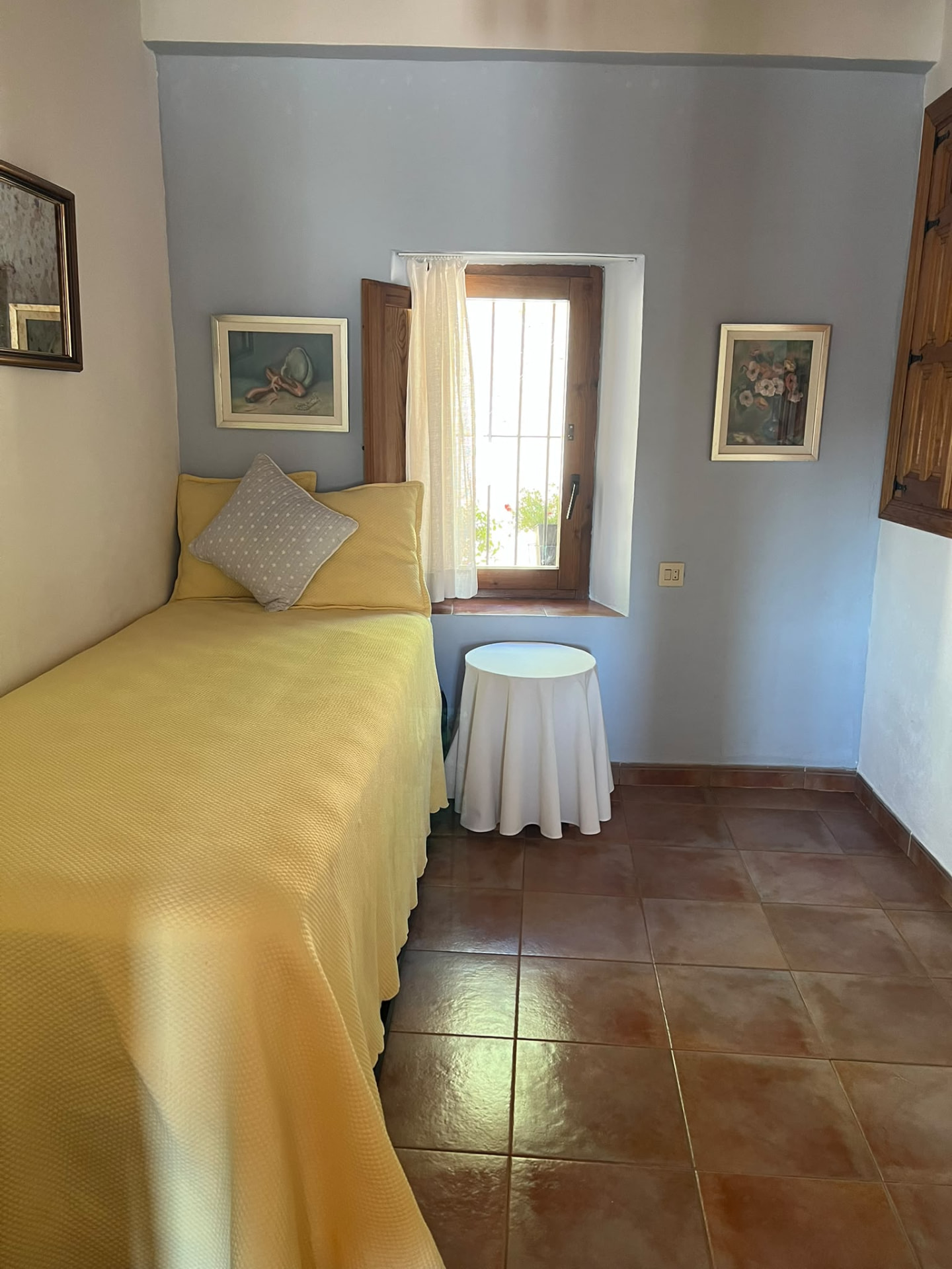 Dormitorio individual luminoso del apartamento La Quincha
