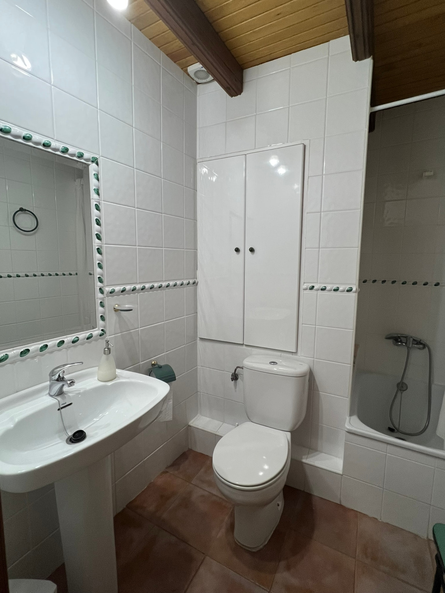Baño completo con bañera del apartamento El Hontanar