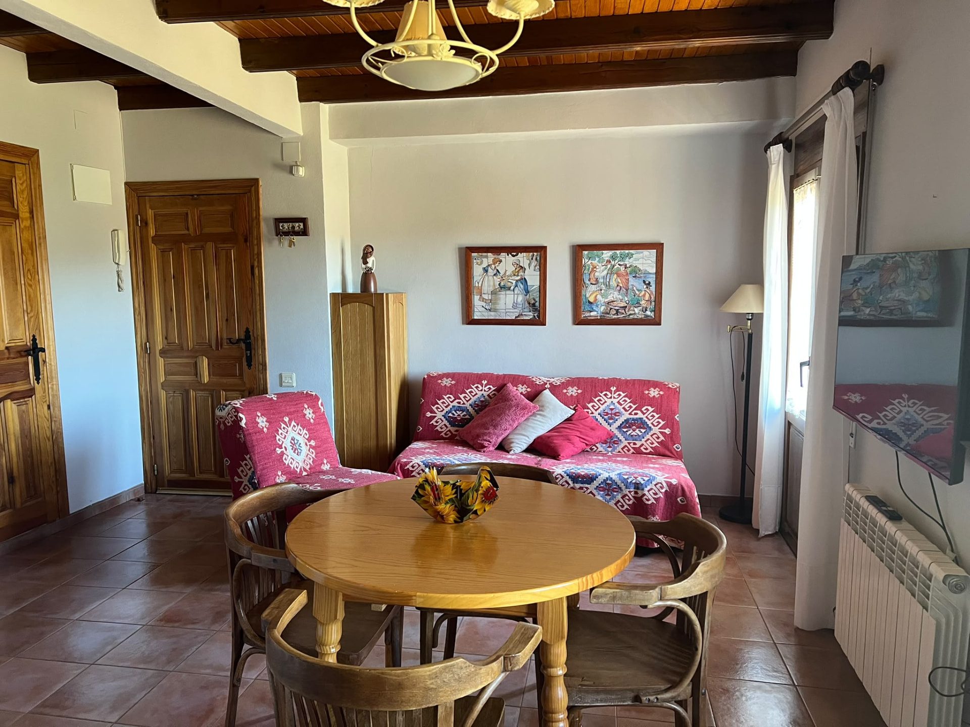 Salón comedor con sofá y mesa de madera del apartamento La Quincha