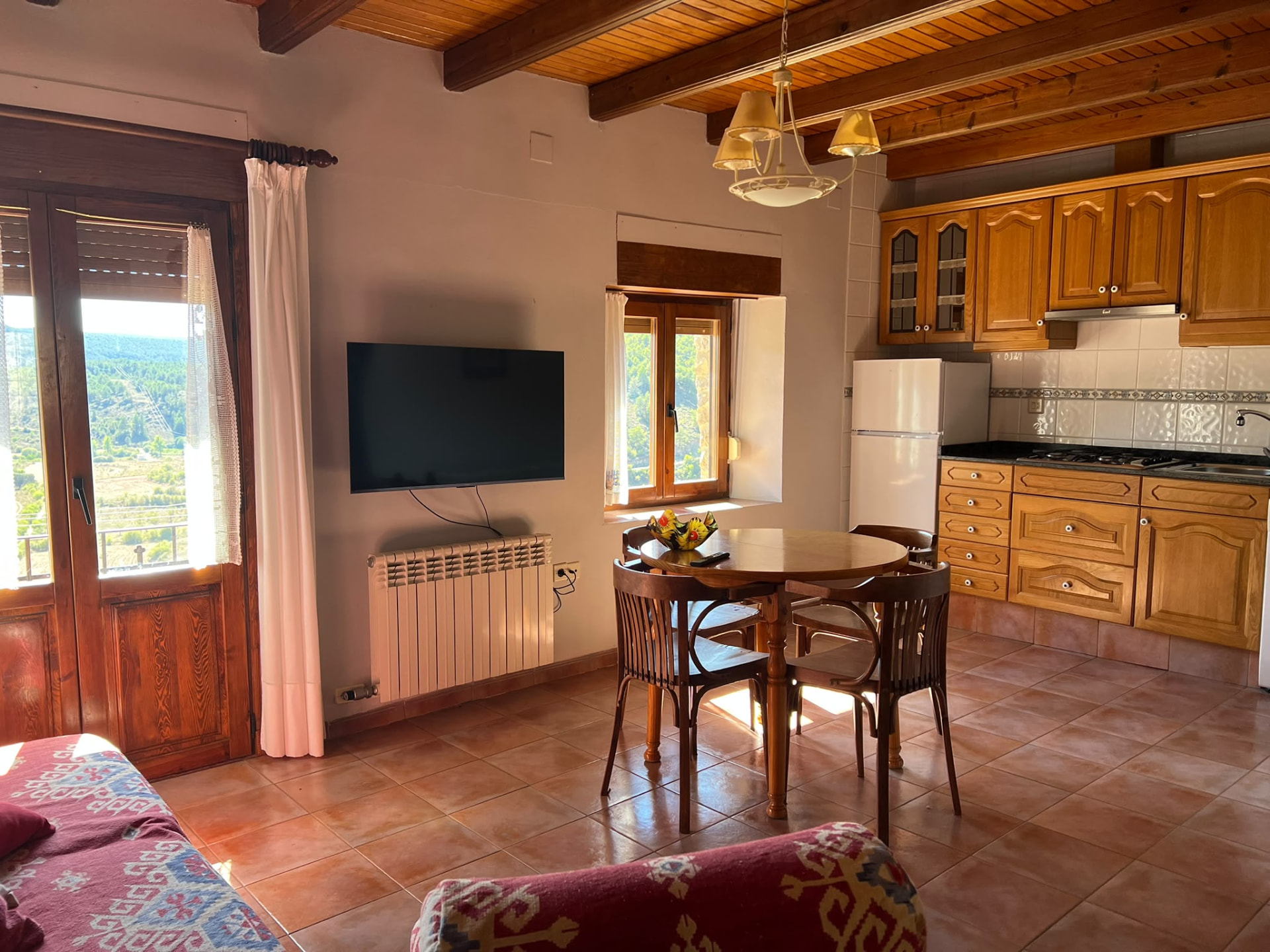 Cocina comedor luminosa con vistas del apartamento La Quincha