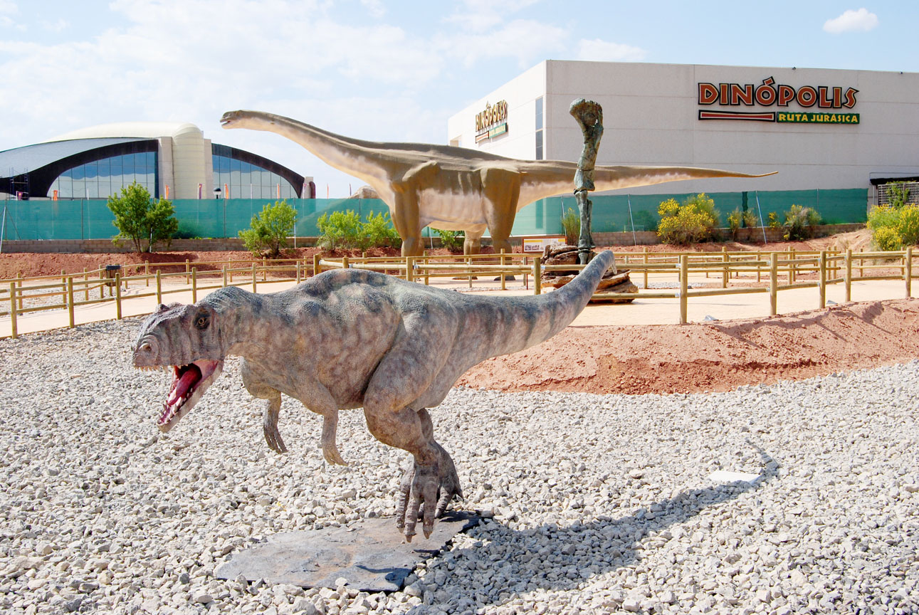 Exterior del parque paleontológico Dinópolis en Teruel, con esculturas de dinosaurios a la entrada