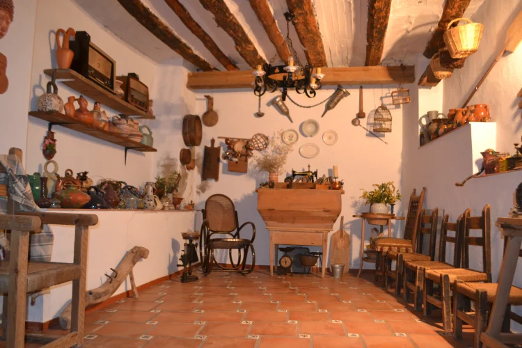 Interior del museo rural de Casa Aurora: cerámica, utensilios y aperos de labranza